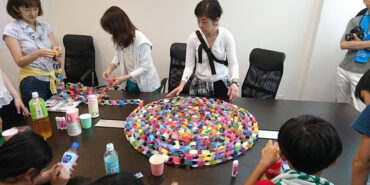 川崎折り紙を使った色わっかつなぎが人をつなぎ、思いをつなぐカワサキでの七夕の一大イベントに。