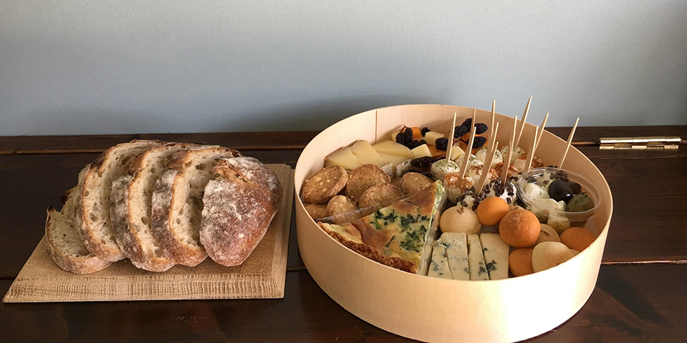 美味しいチーズとワインでピクニックやホームパーティーってとってもオシャレ！mikotoチーズボックスが発売しました！